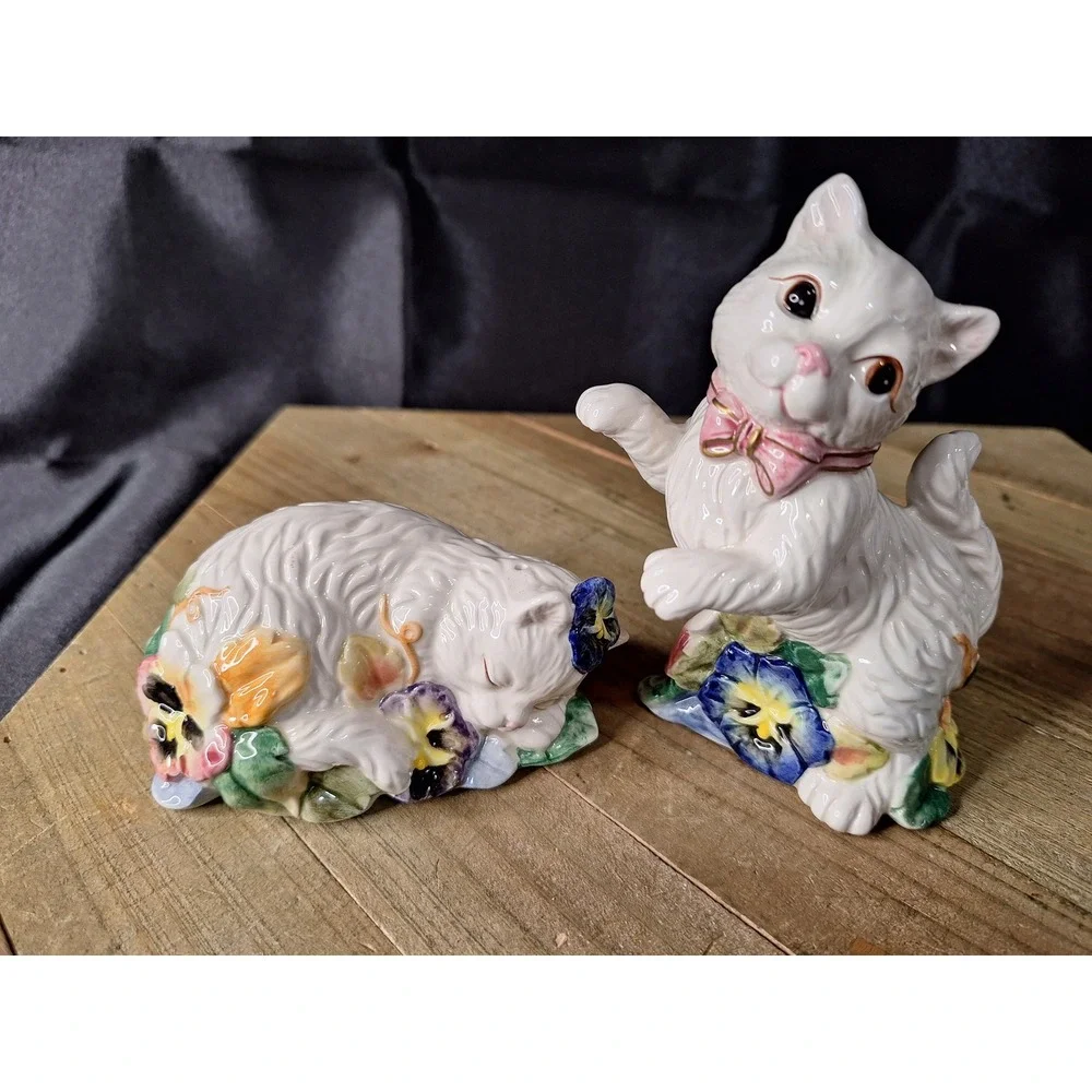 Vintage Style White Kitten Cat Pansy Floral Ceramic Salt and Pepper Shakers Set